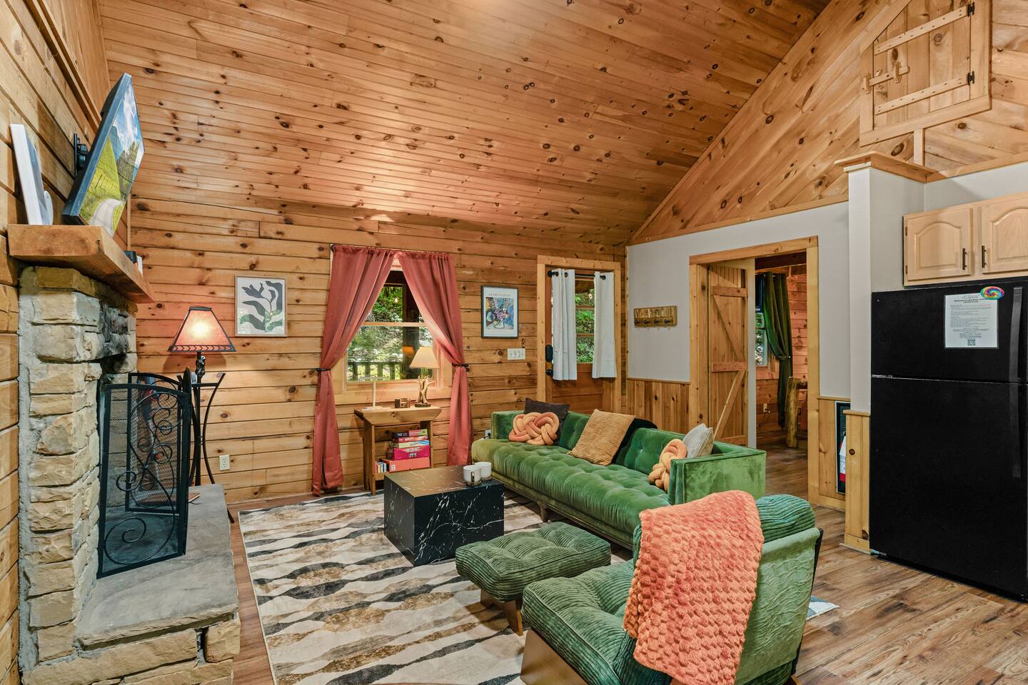 Couples Cabin! Hot Tub, Soaking Tub, Pigeon Forge.