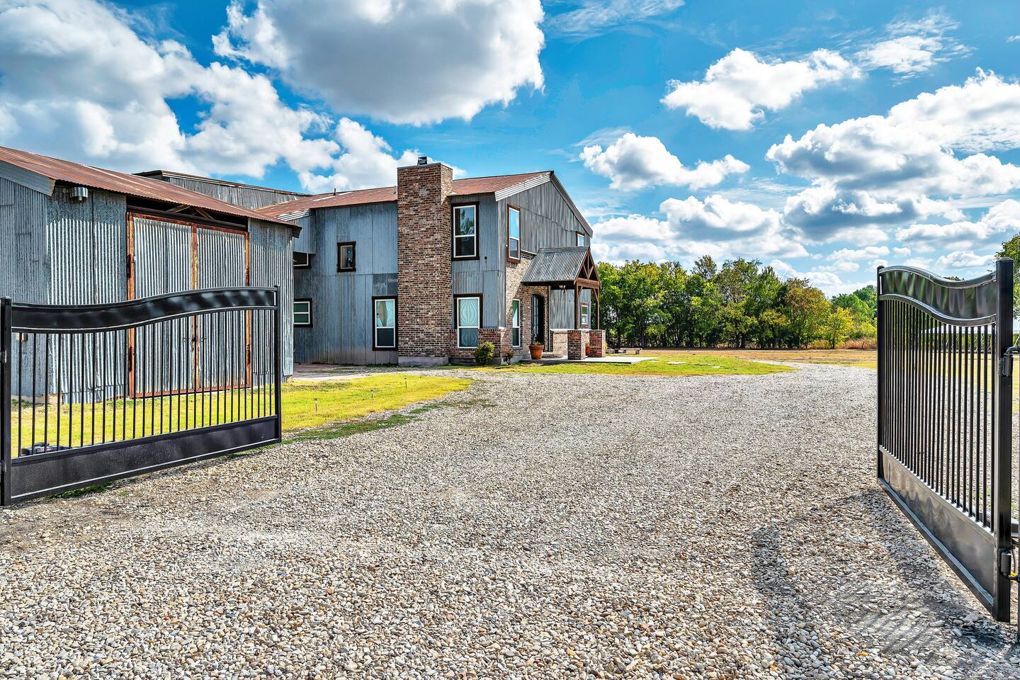 The Levi Gin - Luxury Vintage Retreat
