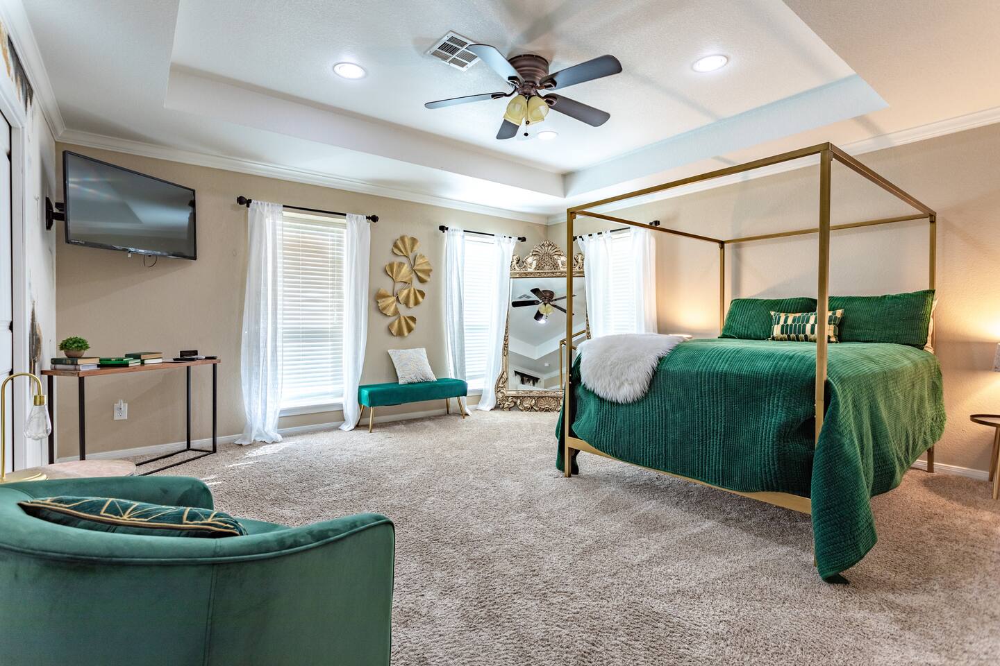 The Levi Gin - Luxury Vintage Retreat