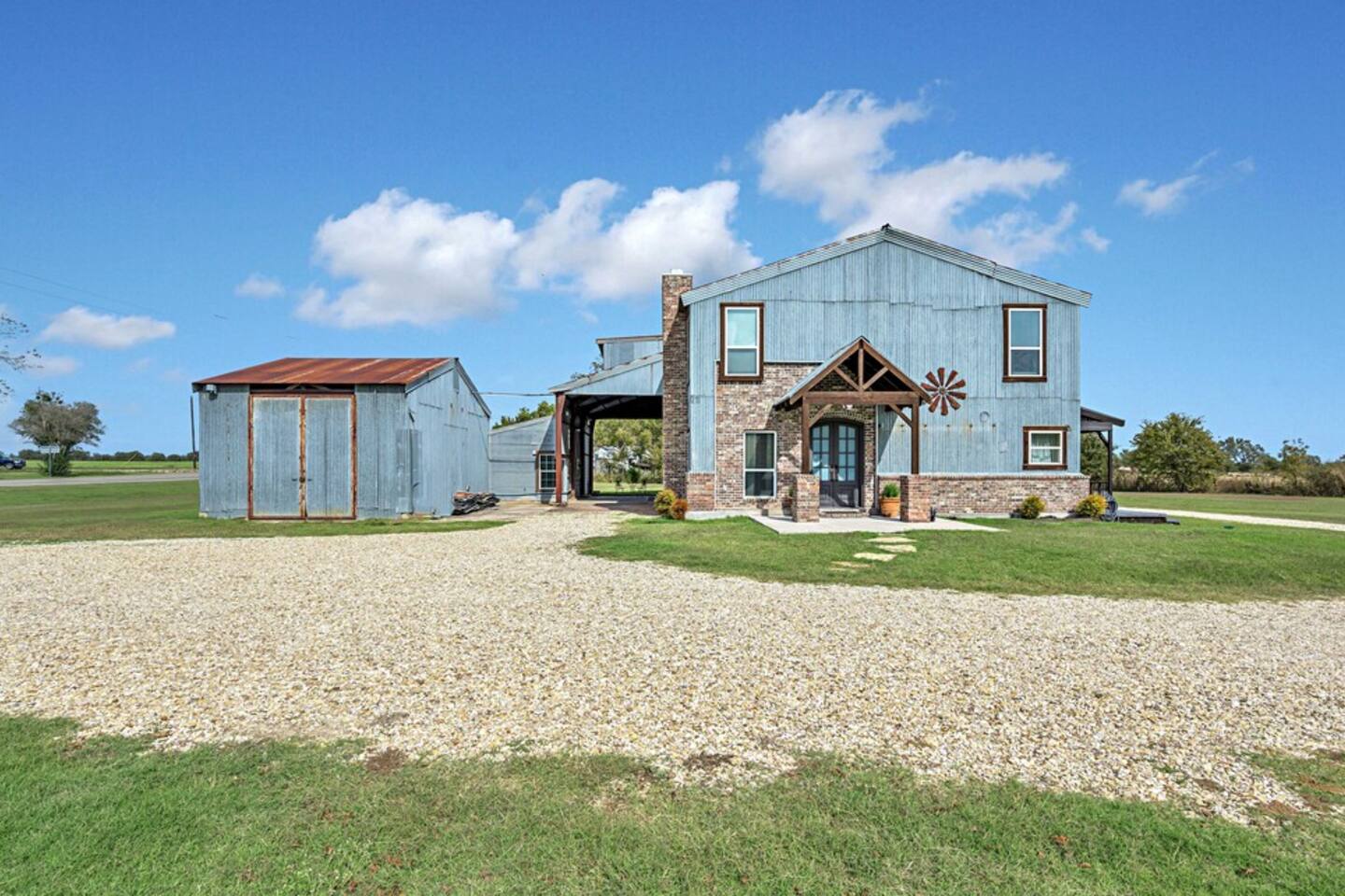 The Levi Gin - Luxury Vintage Retreat