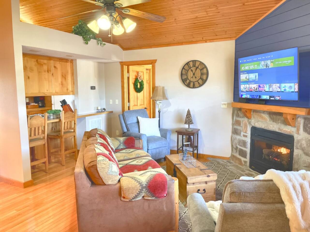 Cozy Stonebridge Cabin|2 King Suites, Heated Porch