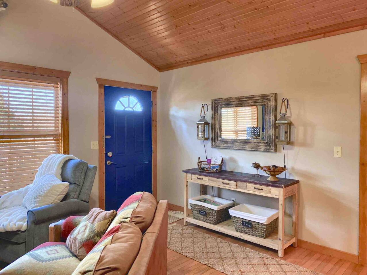 Cozy Stonebridge Cabin|2 King Suites, Heated Porch