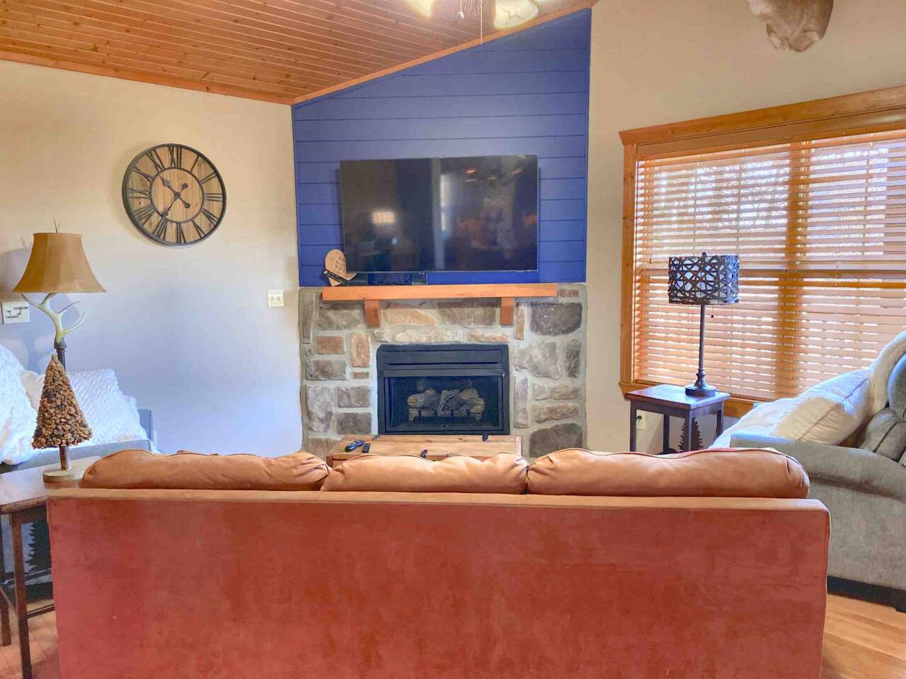 Cozy Stonebridge Cabin|2 King Suites, Heated Porch