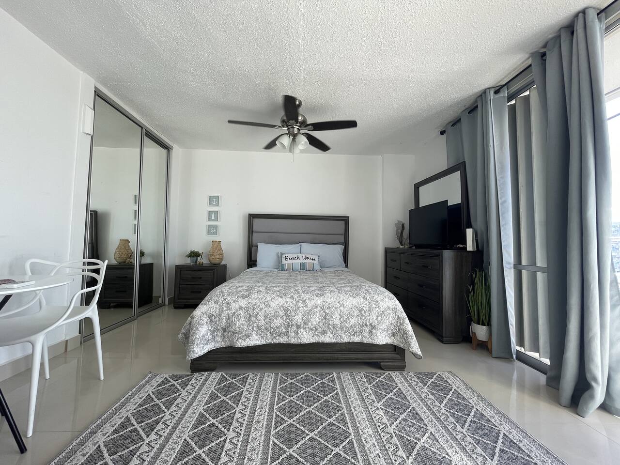 Cozy Oceanview Studio Isla Verde with Parking and Pool
