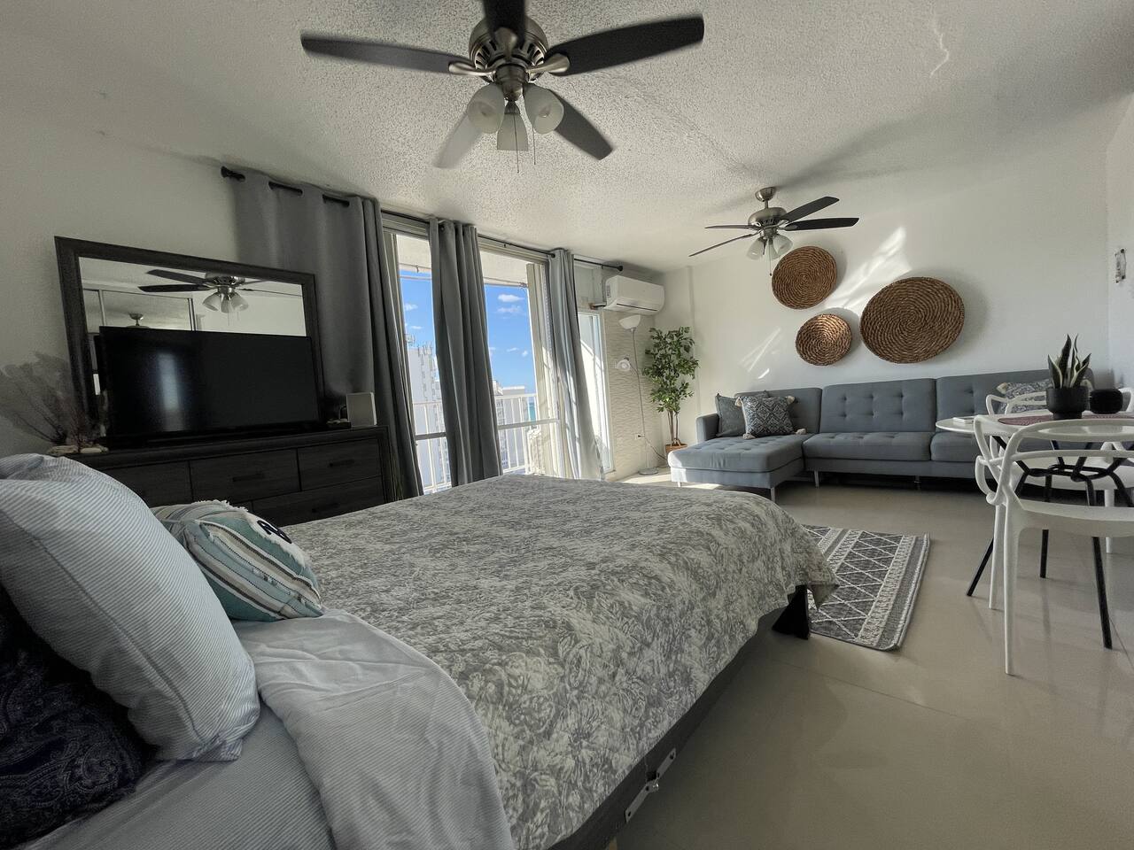 Cozy Oceanview Studio Isla Verde with Parking and Pool