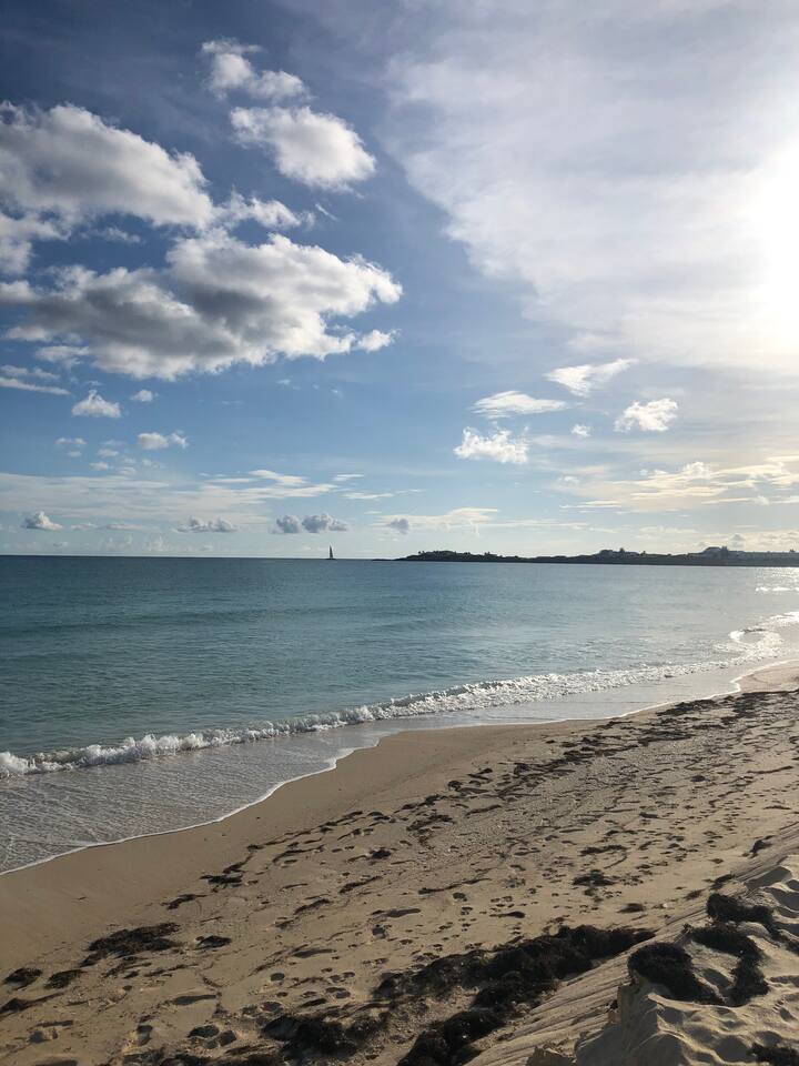 Heart of Condado: Remodeled Studio Walk to Beach