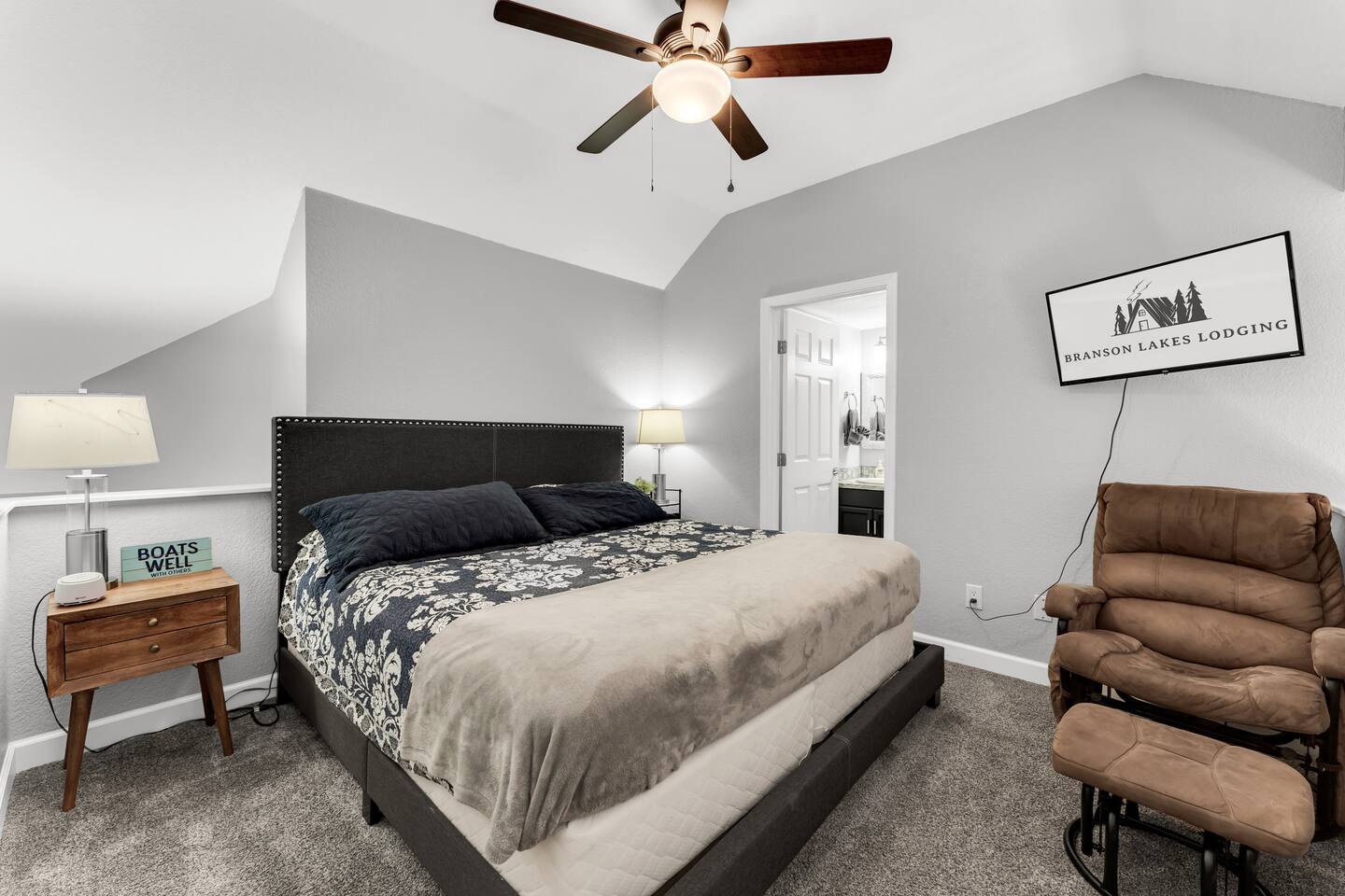 Lake, Fish, |2 King Beds, Pet-Friendly, 5 to strip