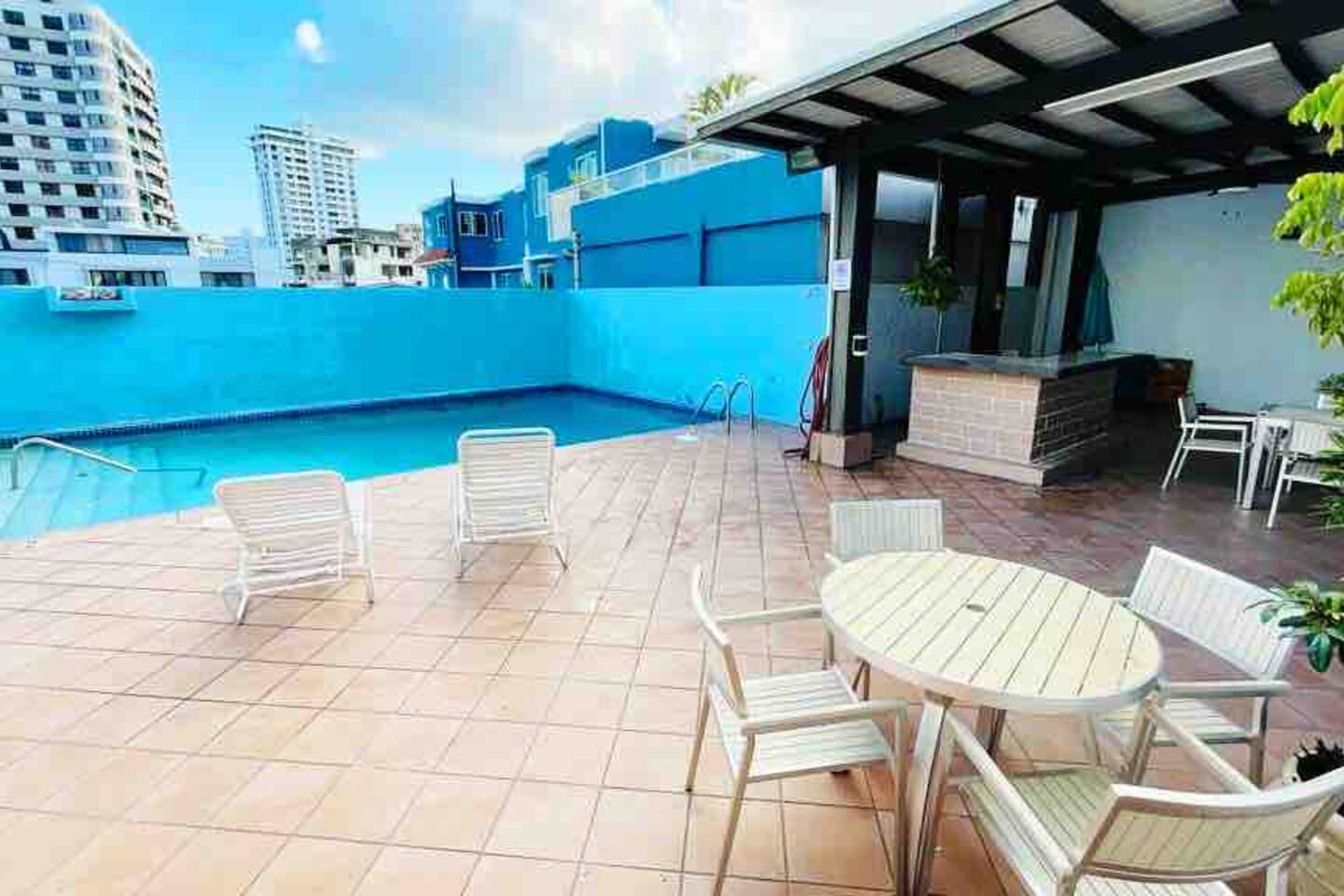 1BR Oasis: Ashford Ave, Pool, 3-Min Walk to Beach!