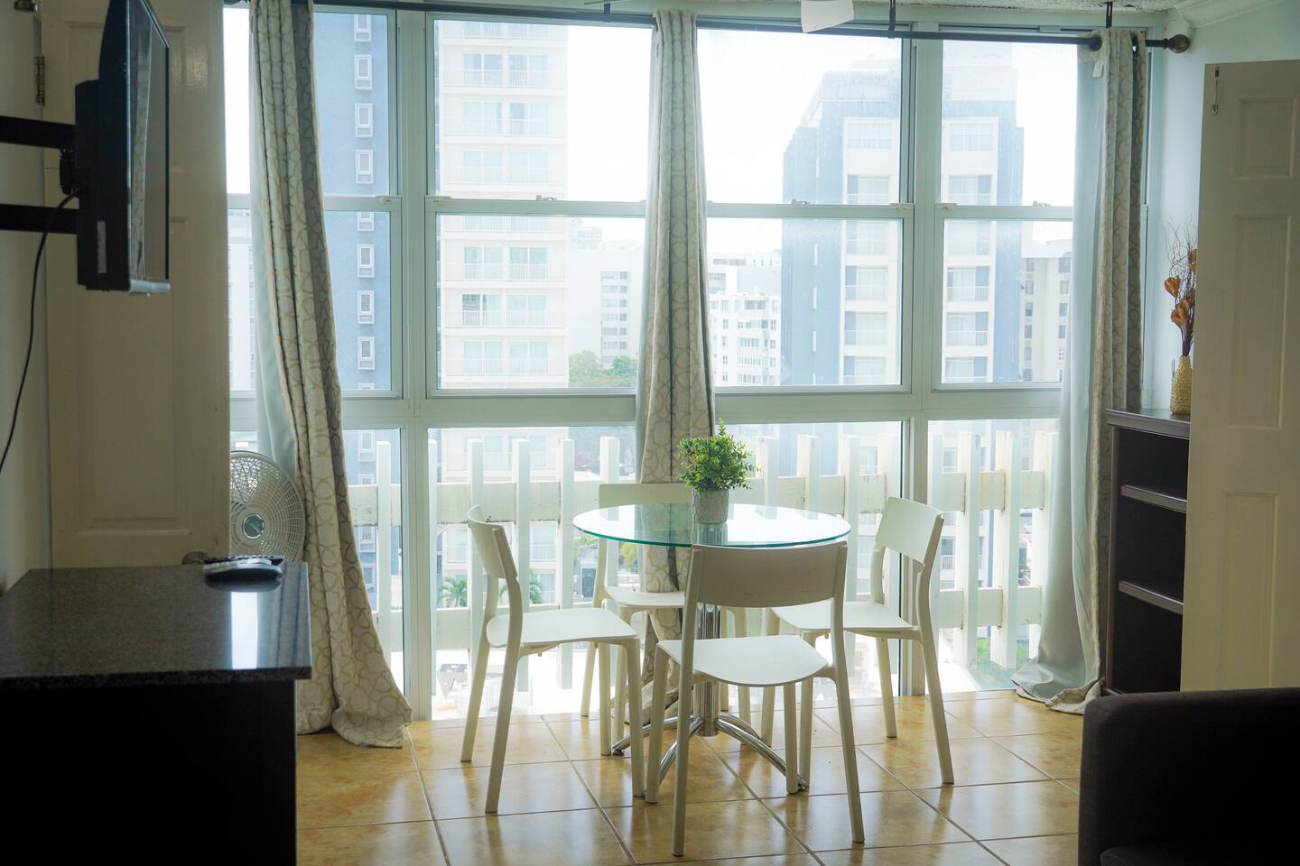 1-BR Oasis on Ashford Ave: Pool, DT,steps to Beach