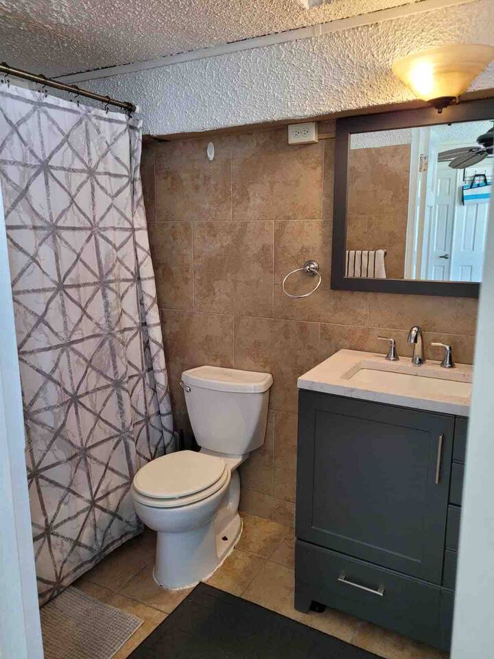 1-BR Oasis on Ashford Ave: Pool, DT,steps to Beach