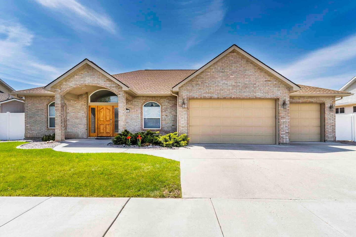 Spacious/King bed/bbq/Quality furnishings/Lg suite
