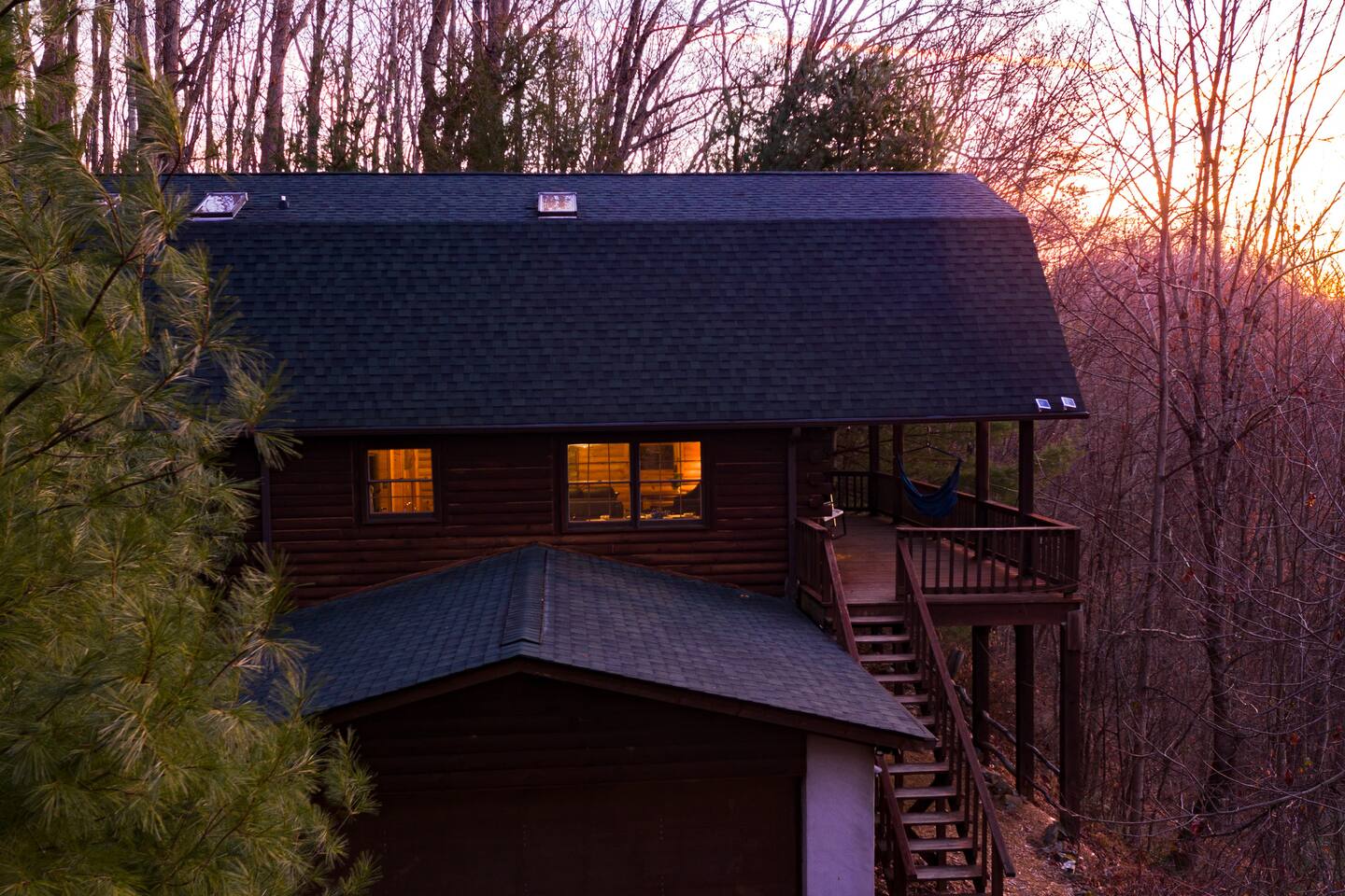 Treetops Cabin easy to Asheville with fast wifi and great view