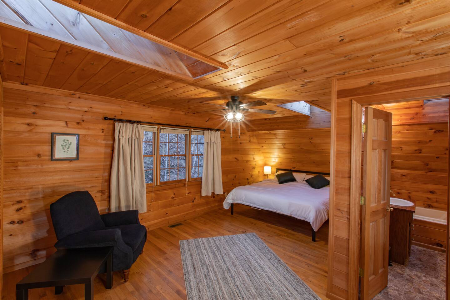 Treetops Cabin easy to Asheville with fast wifi and great view