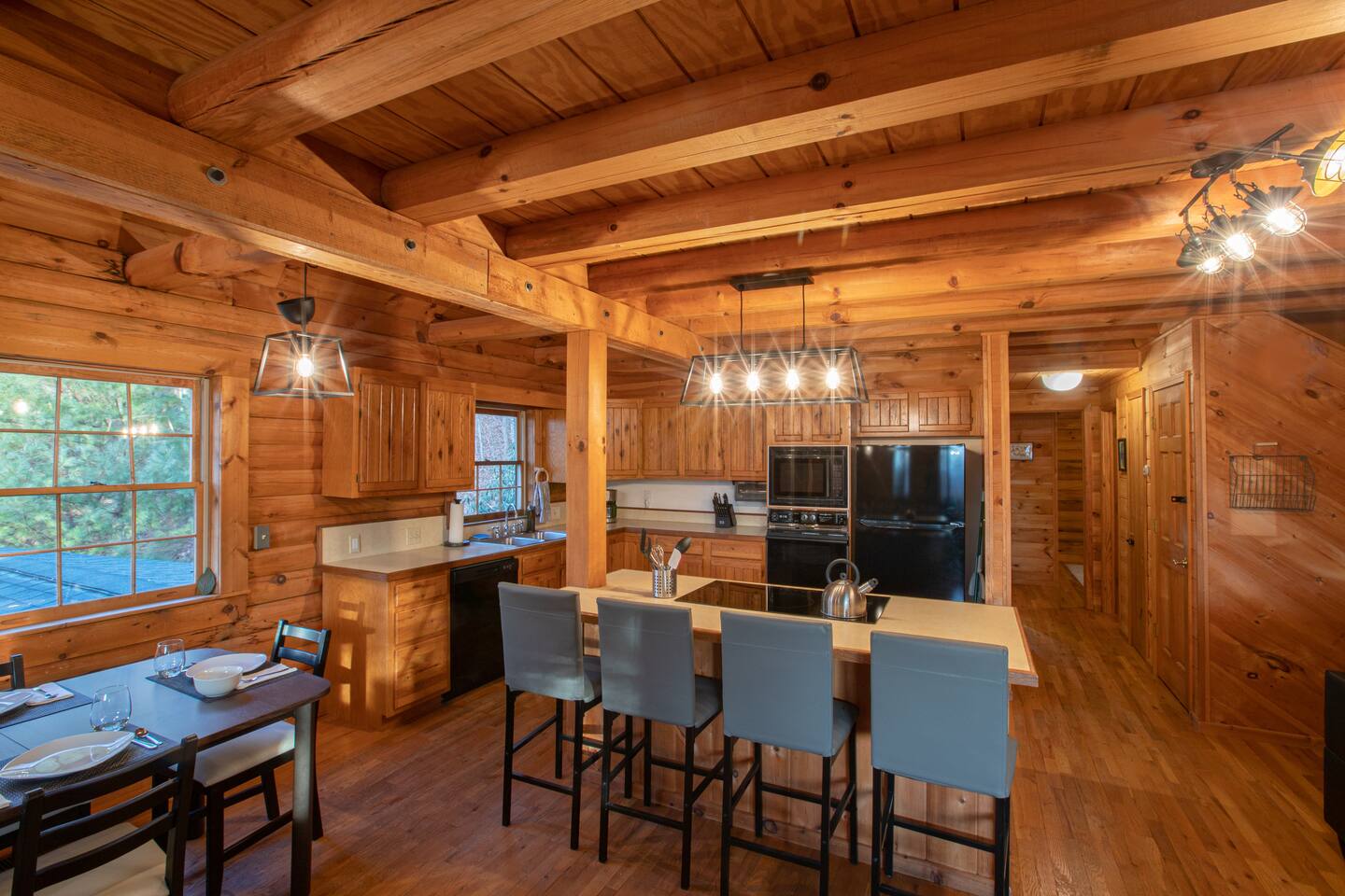Treetops Cabin easy to Asheville with fast wifi and great view