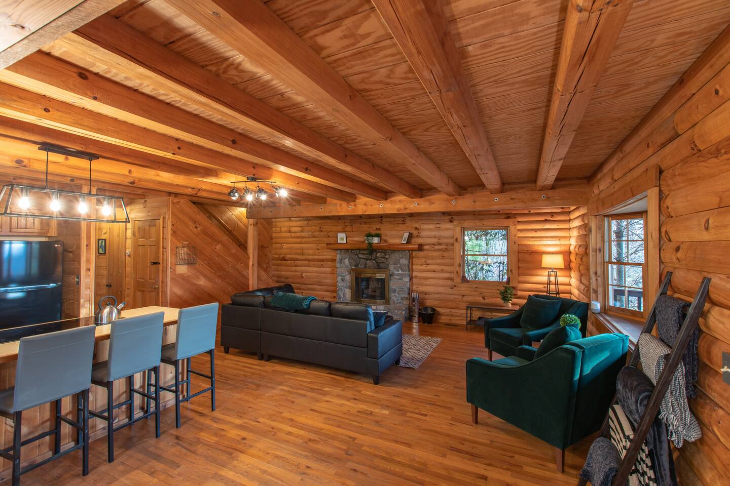 Treetops Cabin easy to Asheville with fast wifi and great view