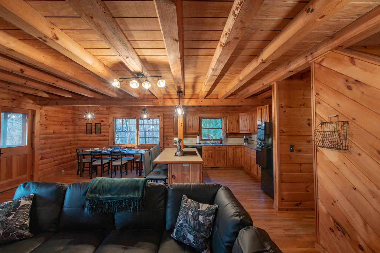 Treetops Cabin easy to Asheville with fast wifi and great view