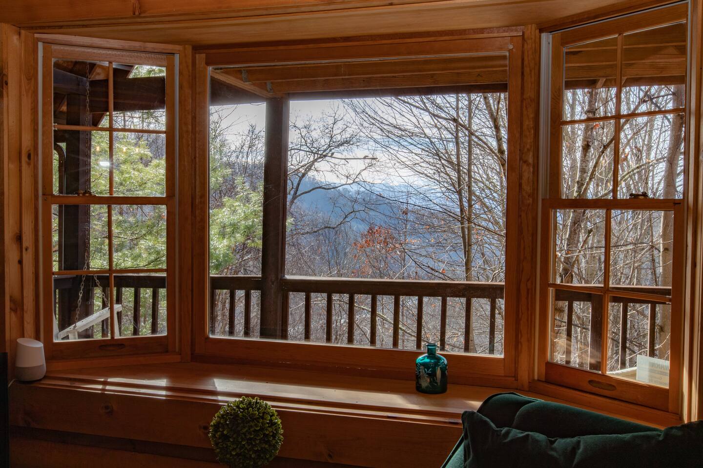 Treetops Cabin easy to Asheville with fast wifi and great view