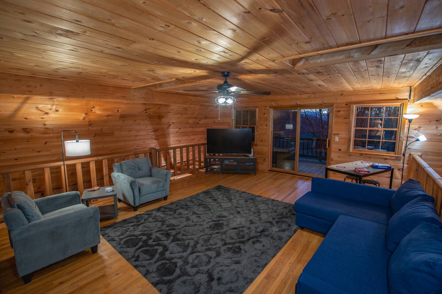Treetops Cabin easy to Asheville with fast wifi and great view