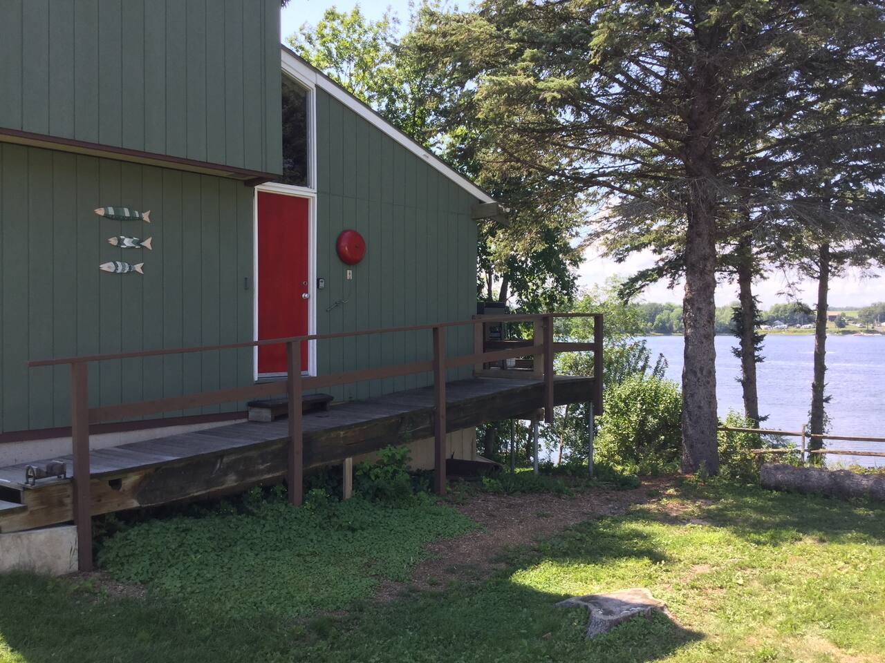 Gone Fishing! Is Pet Friendly! Now with 4 kayaks!