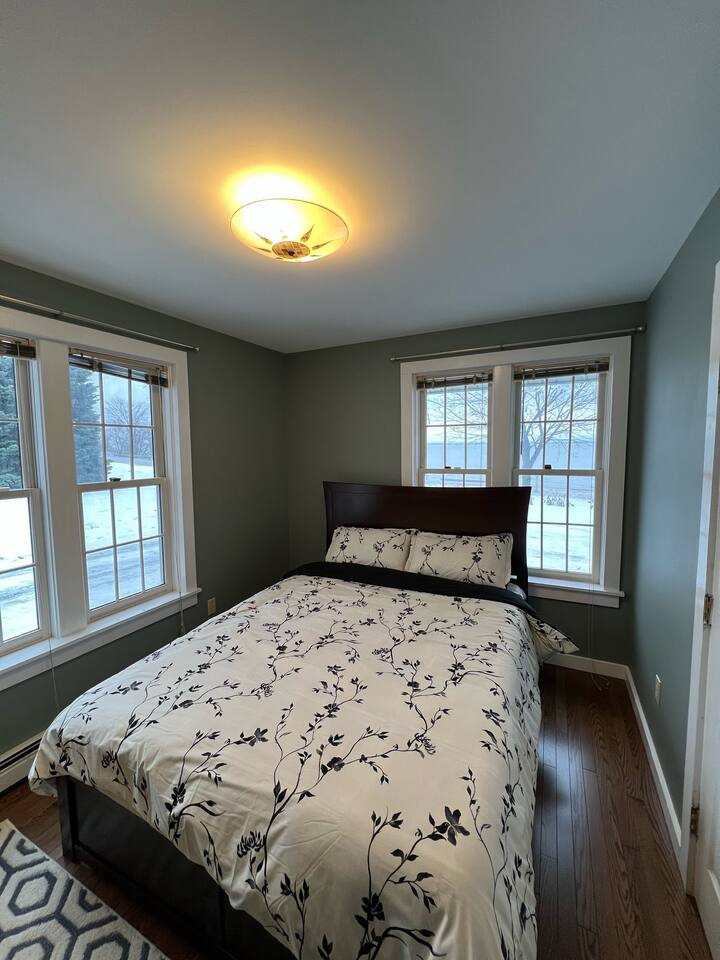 Hero's Landing, A Modern 3 bedroom Lakefront home