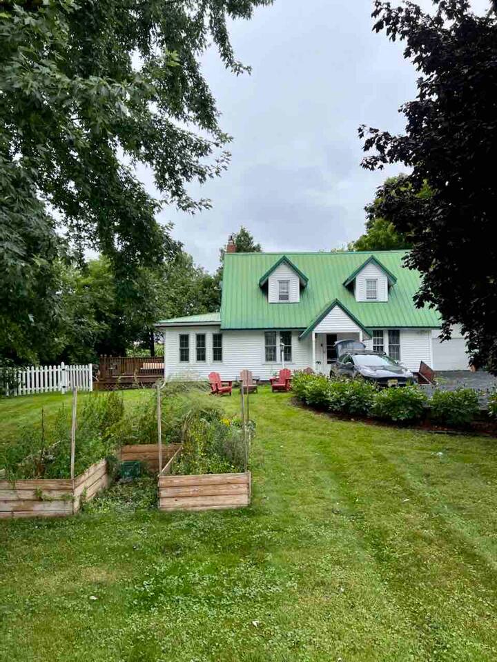Hero's Landing, A Modern 3 bedroom Lakefront home — North Hero — vacation rental