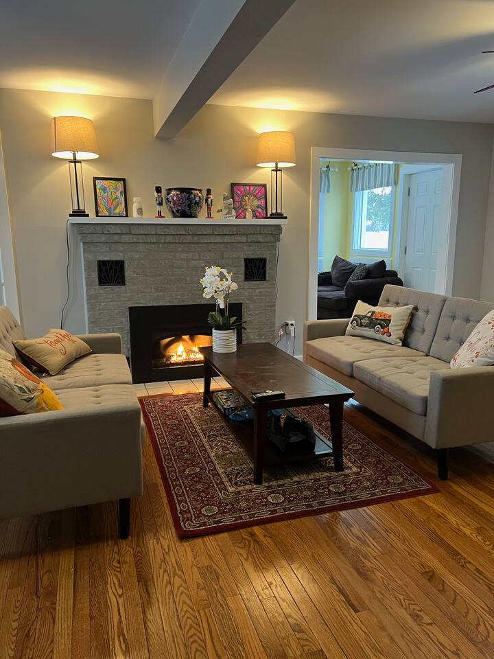 Hero's Landing, A Modern 3 bedroom Lakefront home