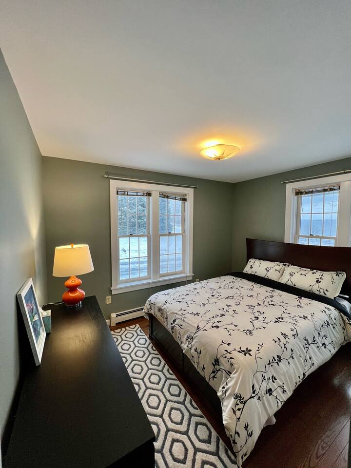 Hero's Landing, A Modern 3 bedroom Lakefront home