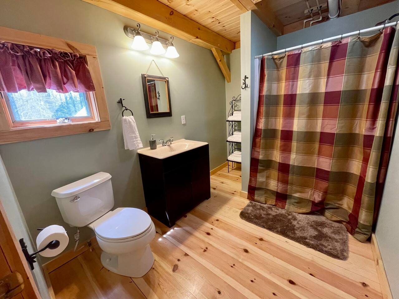Lakefront Maine Retreat~PVT Dock & Year-Round Fun