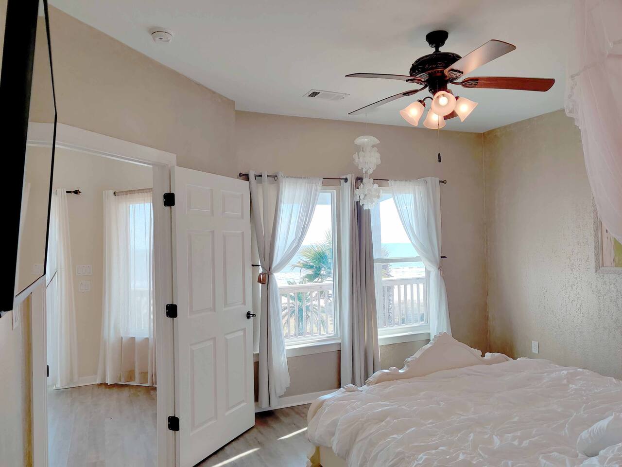 Beachfront Lighthouse • Amazing Romantic Getaway