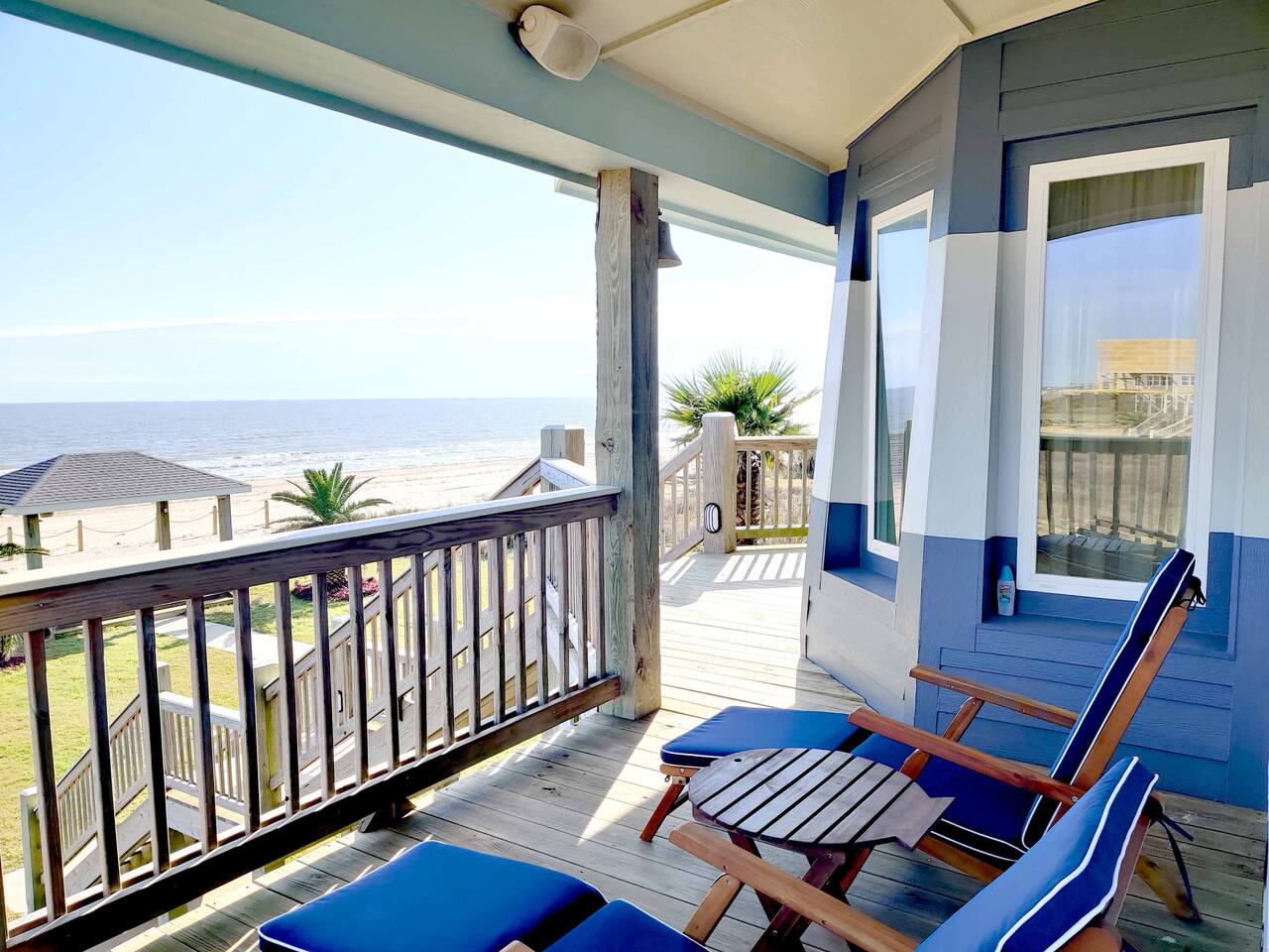 Beachfront Lighthouse • Amazing Romantic Getaway