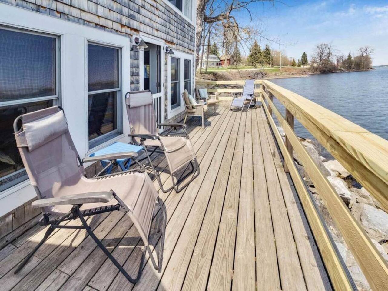 Waters Edge! Right on the Lake.