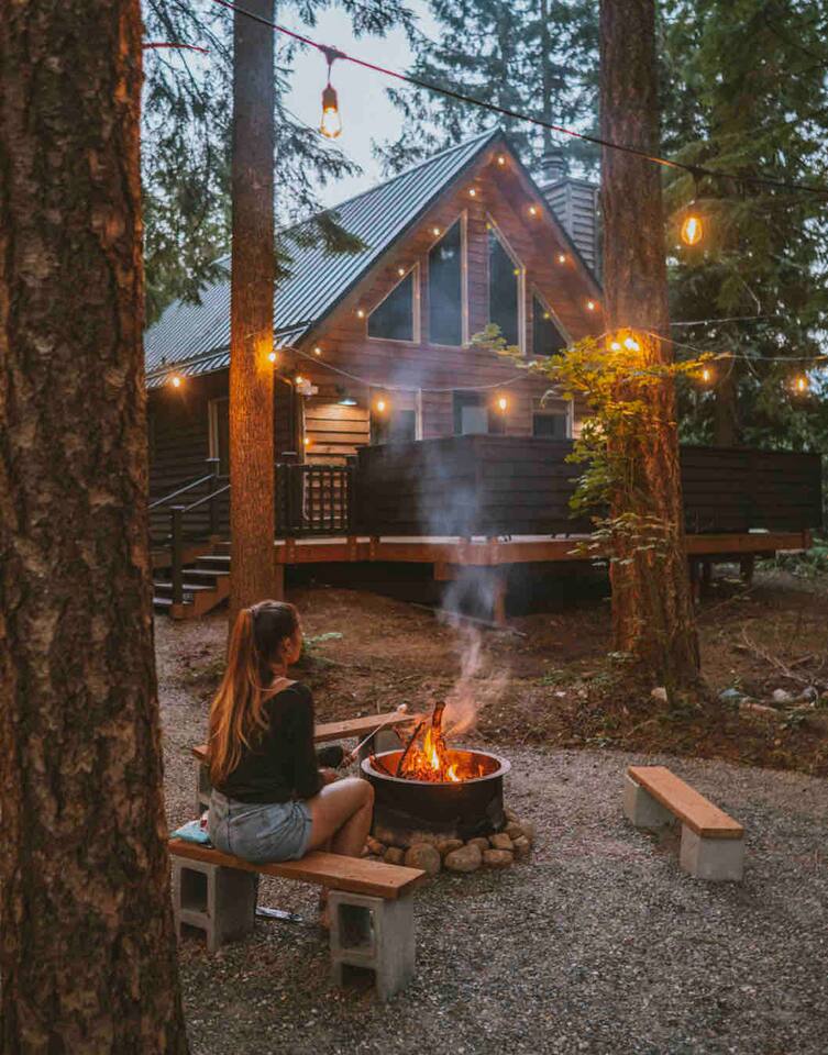 Little wolf cabin King bed dog friendly Mt Baker