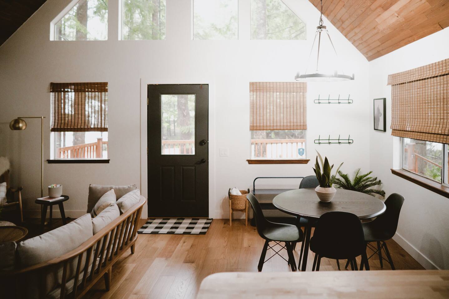 Little wolf cabin King bed dog friendly Mt Baker