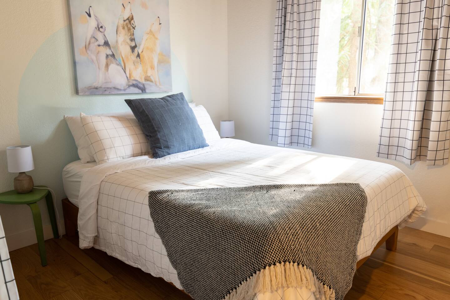 Little wolf cabin King bed dog friendly Mt Baker