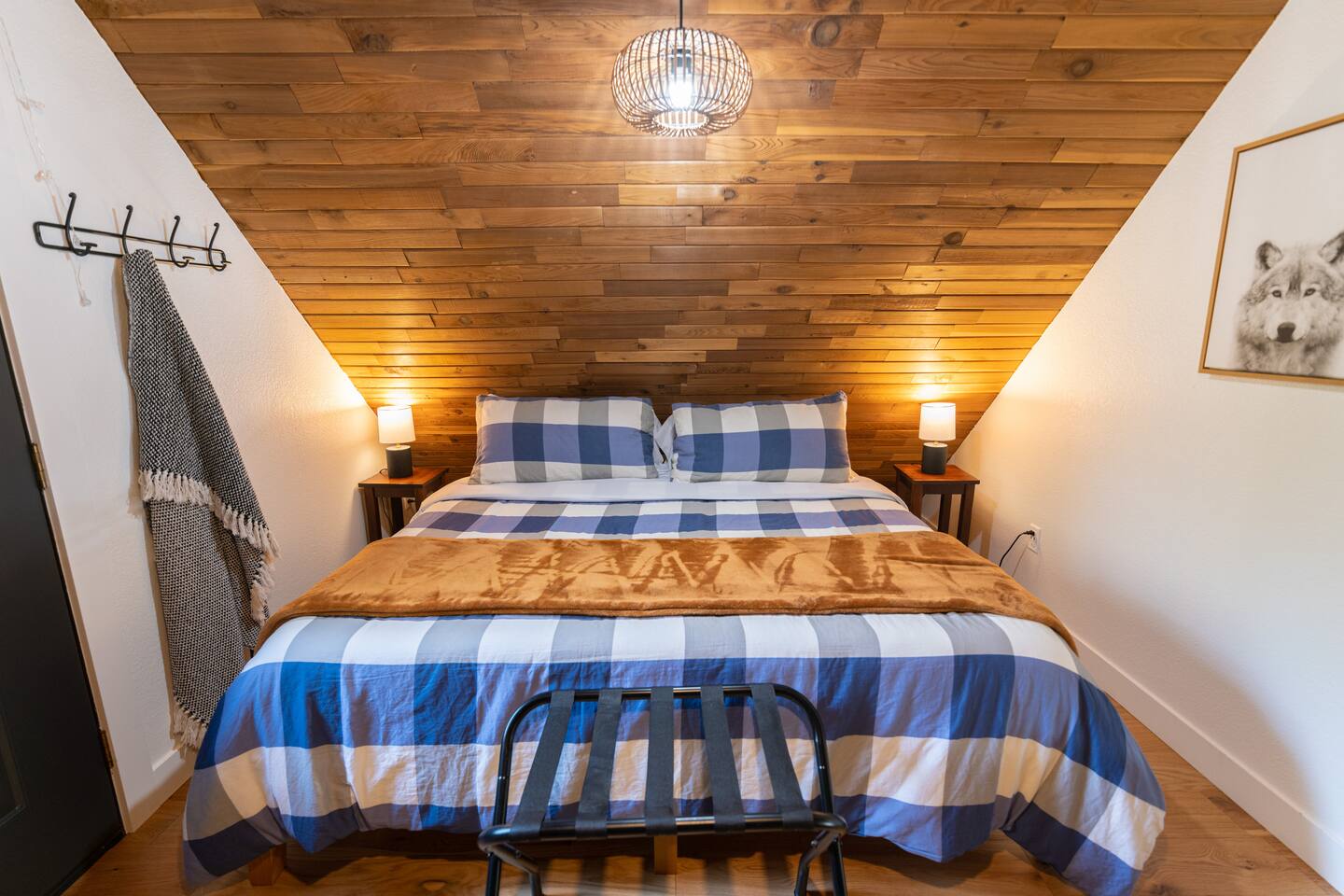 Little wolf cabin King bed dog friendly Mt Baker