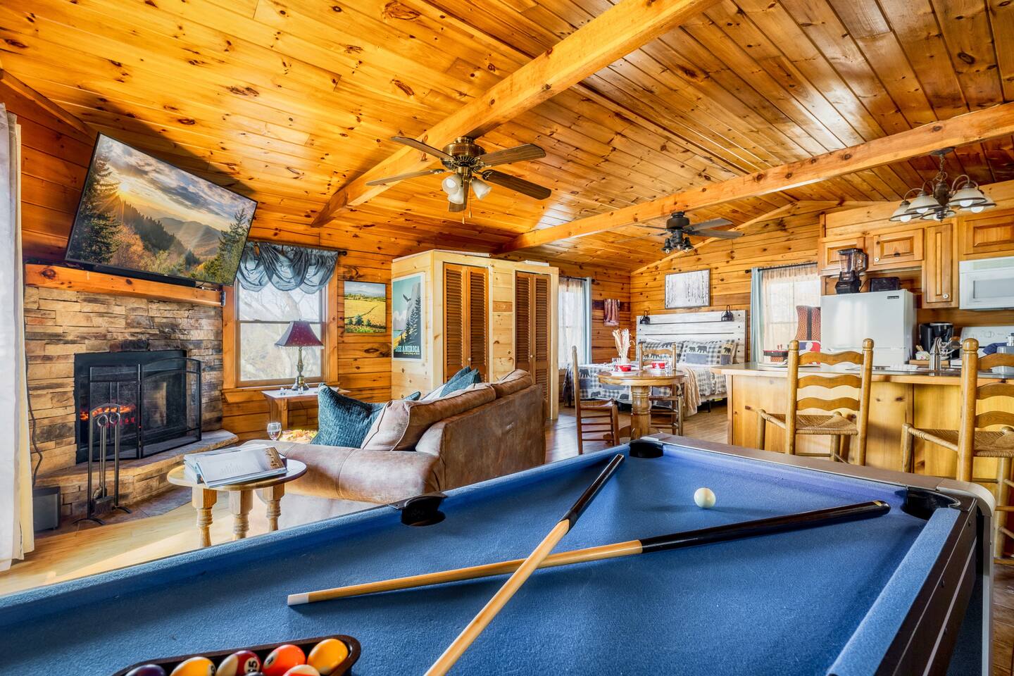 Spring With a View! Hot Tub, King Bed, Private