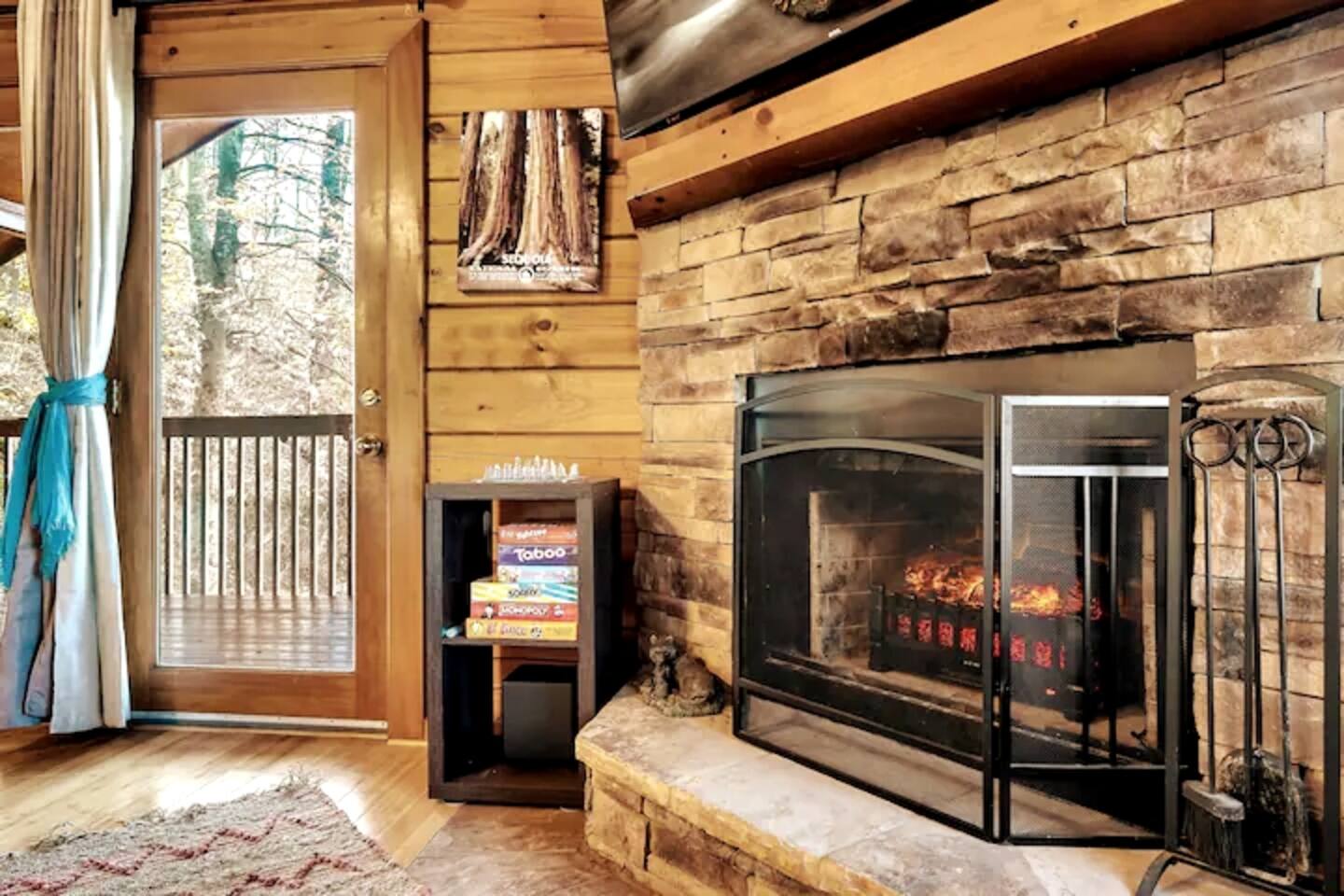 Spring With a View! Hot Tub, King Bed, Private
