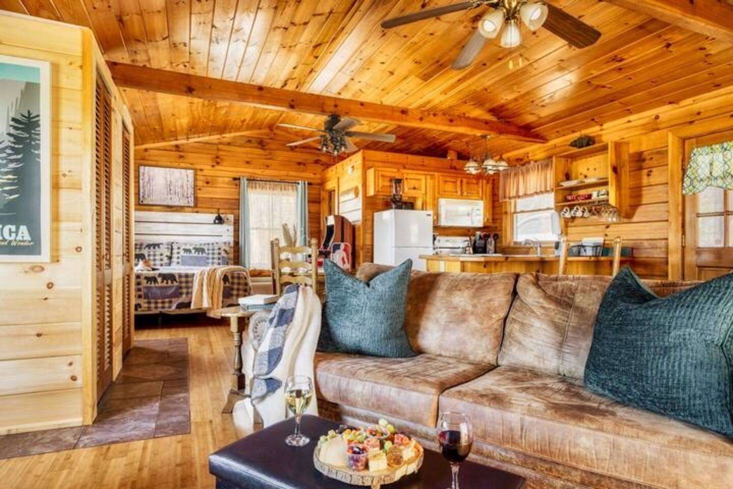 Spring With a View! Hot Tub, King Bed, Private