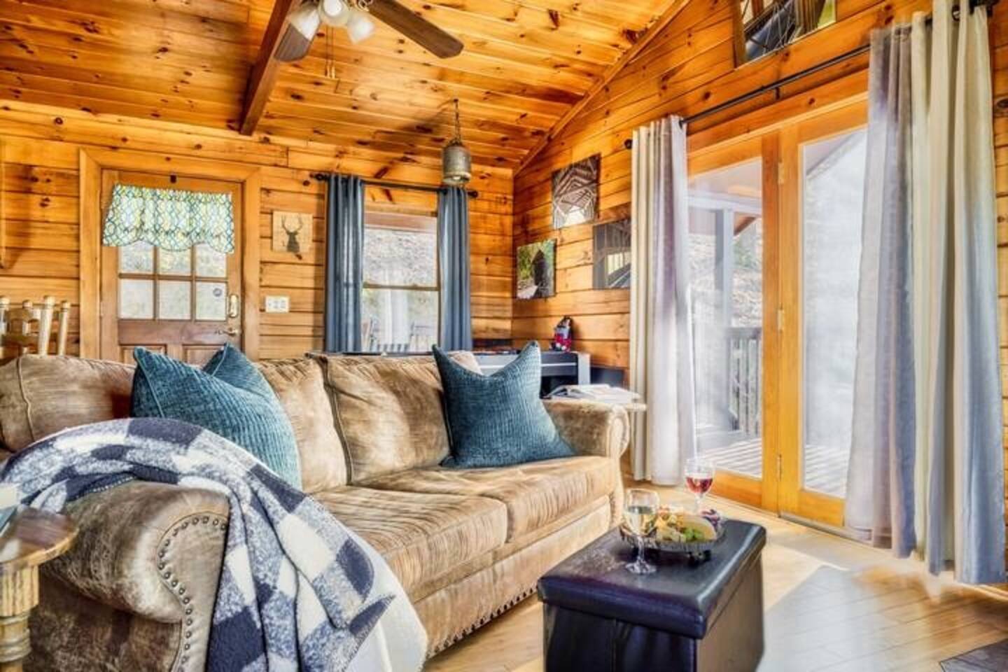 Spring With a View! Hot Tub, King Bed, Private