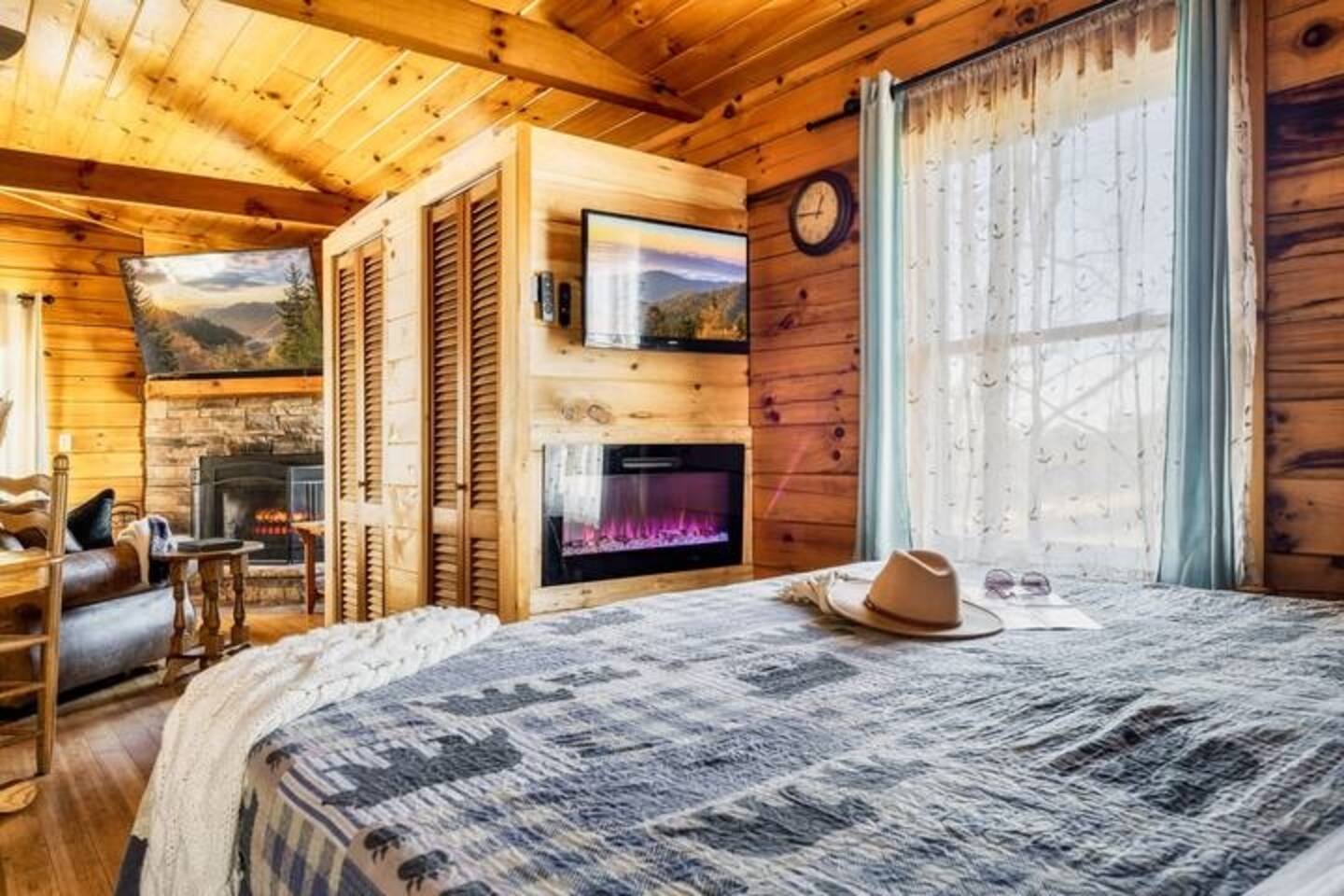 Spring With a View! Hot Tub, King Bed, Private