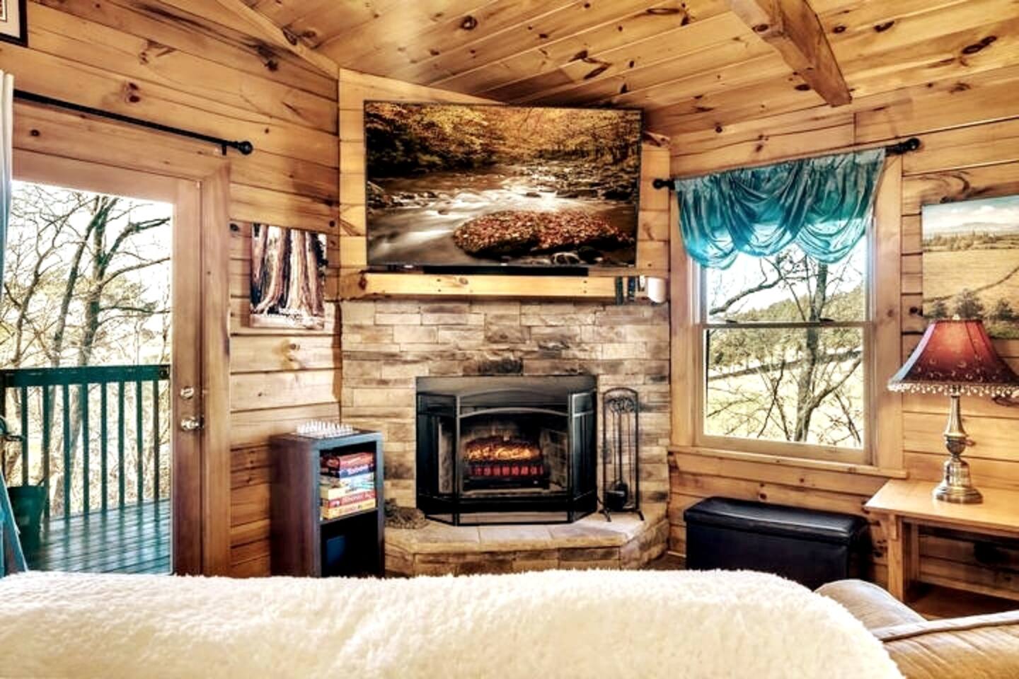 Spring With a View! Hot Tub, King Bed, Private