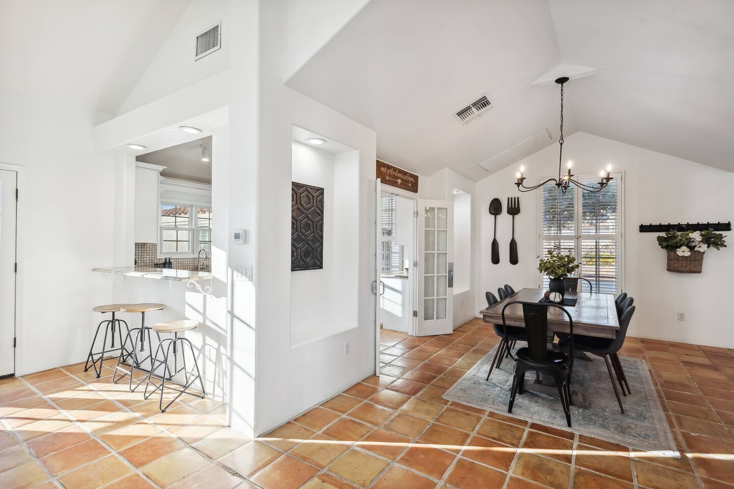 Modern Luxury Estate | Pool | Parking | BBQ