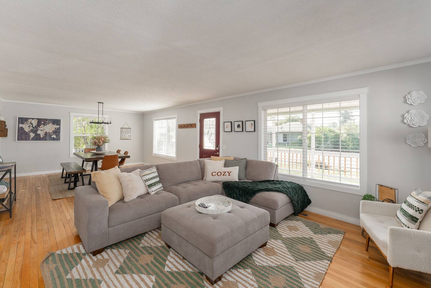 Stylish Escape- Chic & Cozy with relaxing backyard — Roseburg — vacation rental