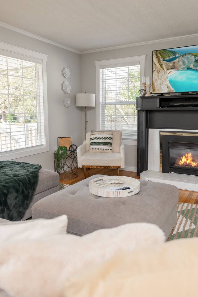 Stylish Escape- Chic & Cozy with relaxing backyard