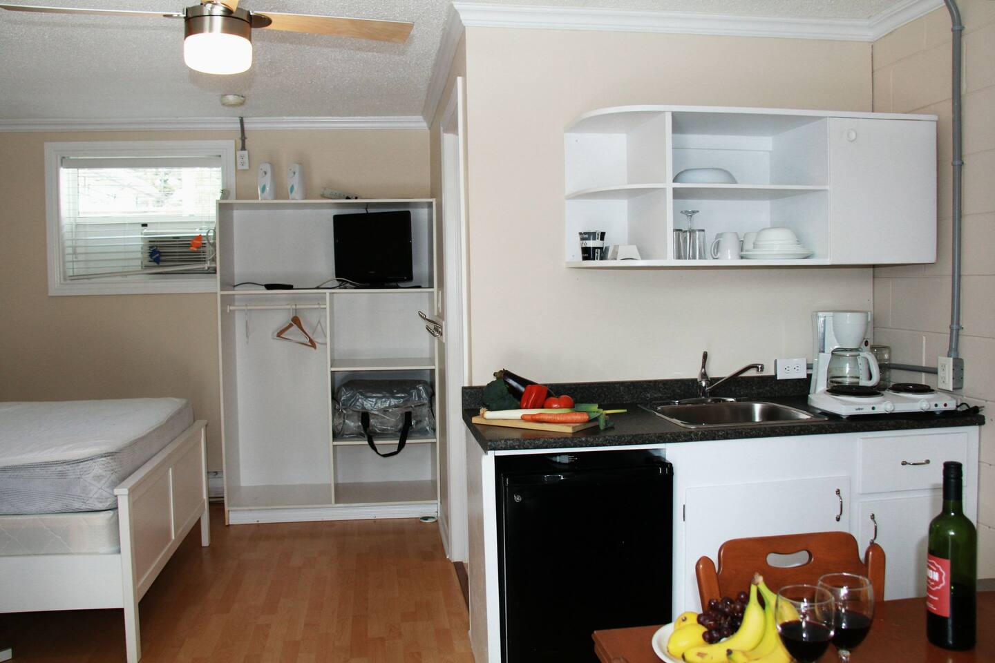 Sunset Cabin w/ 2 dbl beds - getaway by the beach
