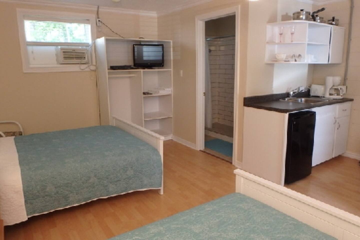 Sunset Cabin w/ 2 dbl beds - getaway by the beach — Lambton Shores — vacation rental