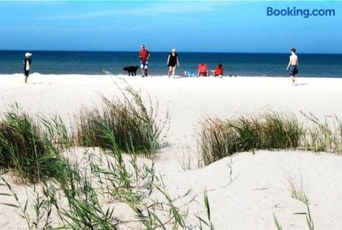 Sunset Cottage, 3 min walk to beach, sleeps 7