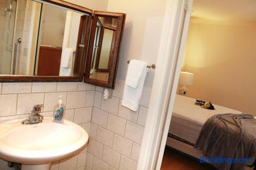 Sunset Cottage, 3 min walk to beach, sleeps 7