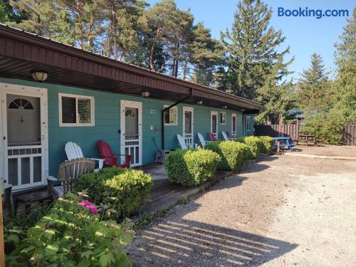 Sunset Cottage, 3 min walk to beach, sleeps 7