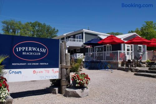 Sunset Cottage, 3 min walk to beach, sleeps 7